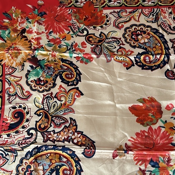 R-1687- Women's Scarf Red Cream Colors NWT - Picture 8 of 9